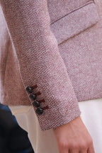 Chaqueta Deauville de lana, detalle del puño y los botones — VALRIC