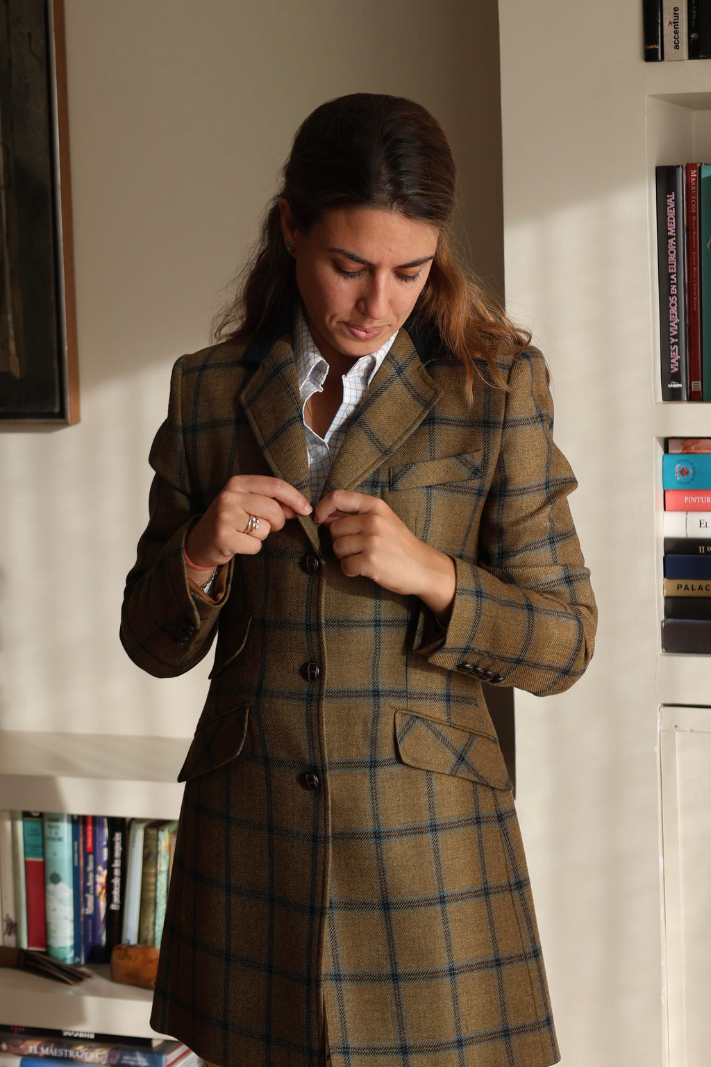 Vienna coat in cashmere and wool, worn, fastening the button — VALRIC