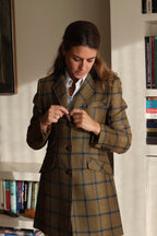 Vienna coat in cashmere and wool, worn, fastening the button — VALRIC