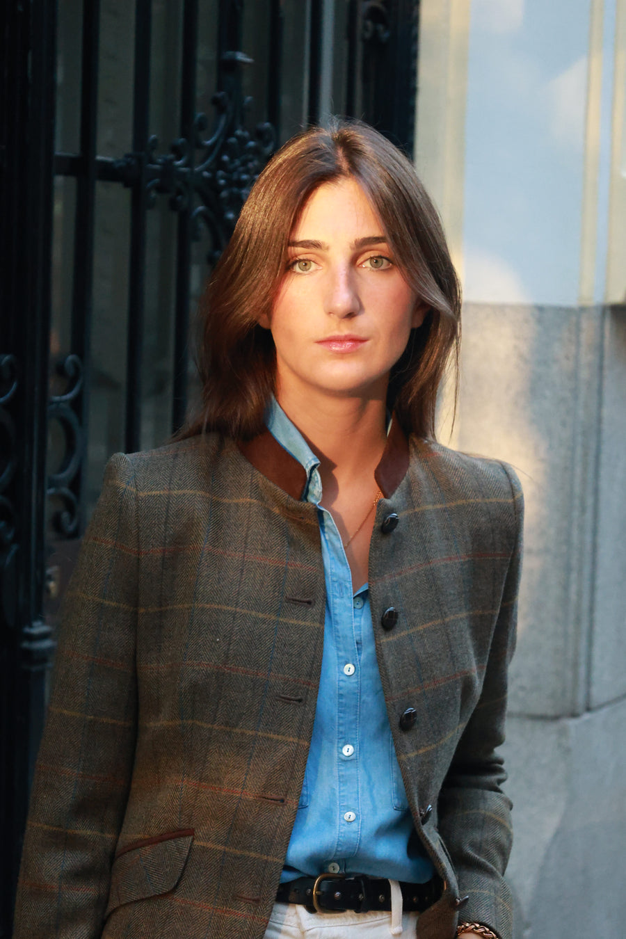 Austriaca VALRIC con camisa azul, retrato en una calle de Madrid