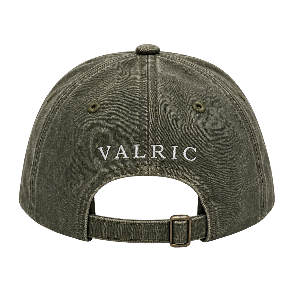 Gorra VALRIC verde de algodón, vista trasera con el nombre bordado y cierre de hebilla