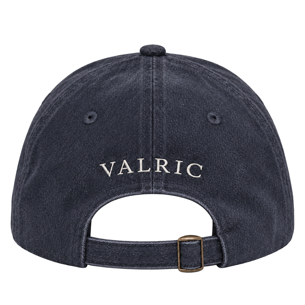 Gorra VALRIC azul de algodón, vista trasera con el nombre bordado y cierre de hebilla