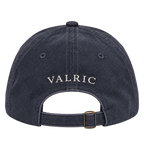 Gorra VALRIC azul de algodón, vista trasera con el nombre bordado y cierre de hebilla