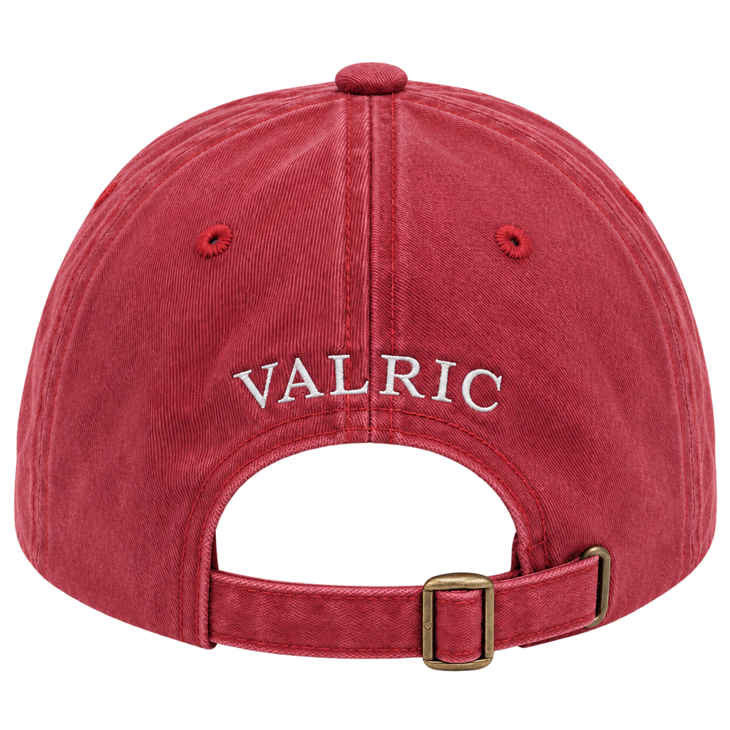 Gorra VALRIC roja de algodón, vista trasera con el nombre bordado y cierre de hebilla