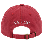 Gorra VALRIC roja de algodón, vista trasera con el nombre bordado y cierre de hebilla